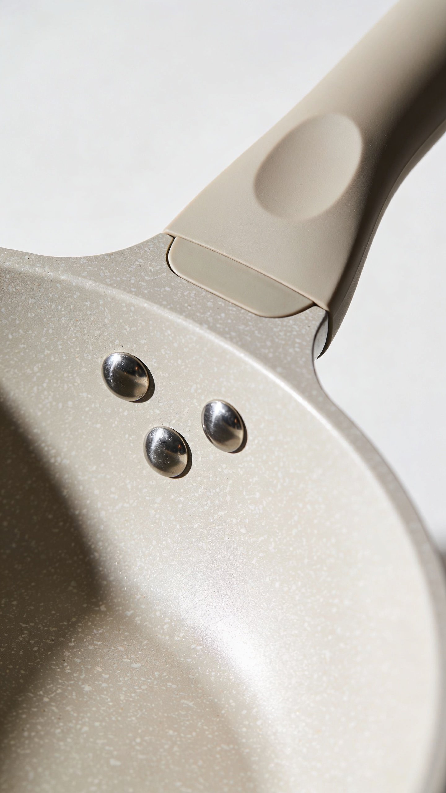 Greenpan Vs Greenlife: Which Nonstick Wins 3 closeup of Greenlife ceramic nonstick pan handle detail