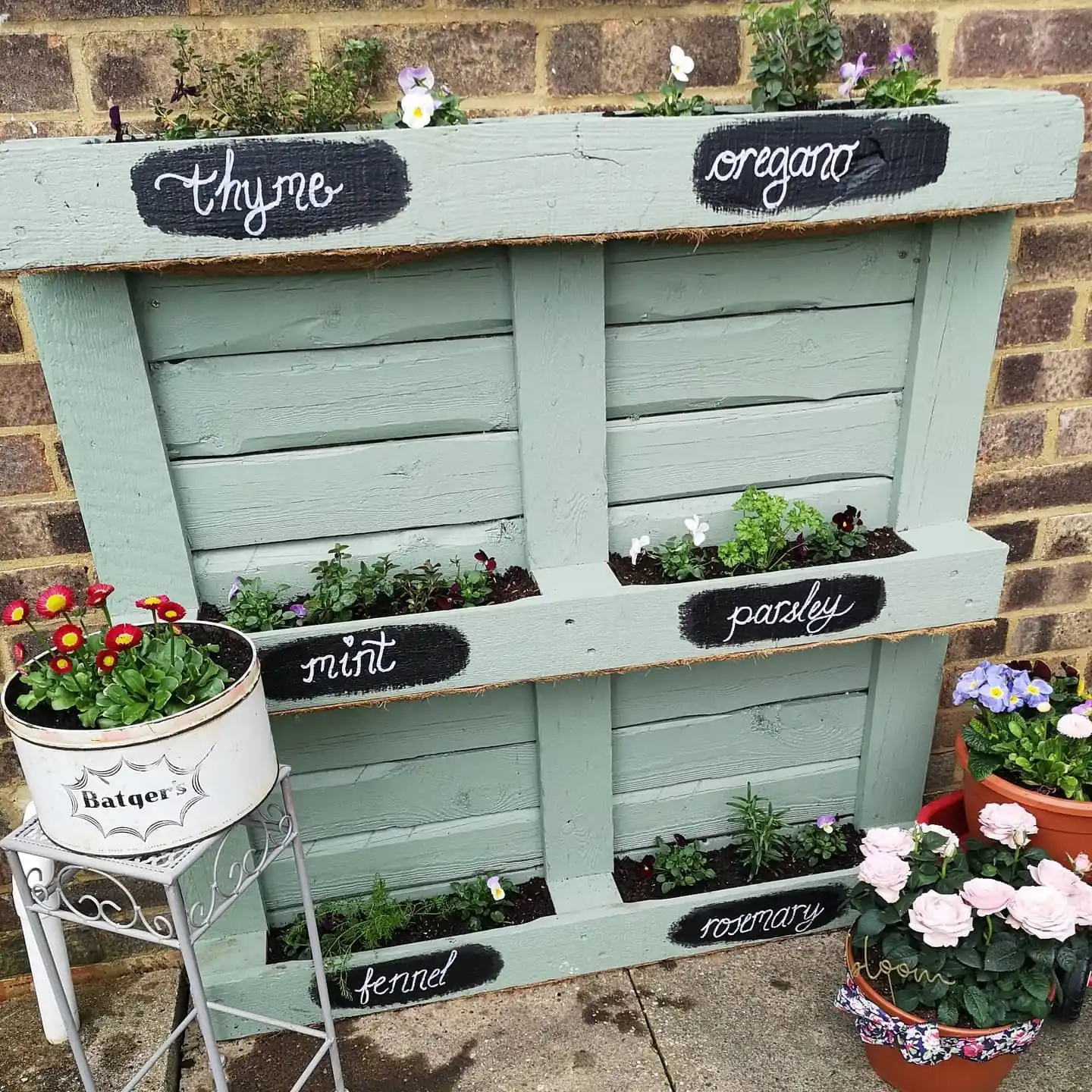 Creative Backyard Inspiration: 13 DIY Herb Garden Projects for Beginners 6 Pallet herb planter