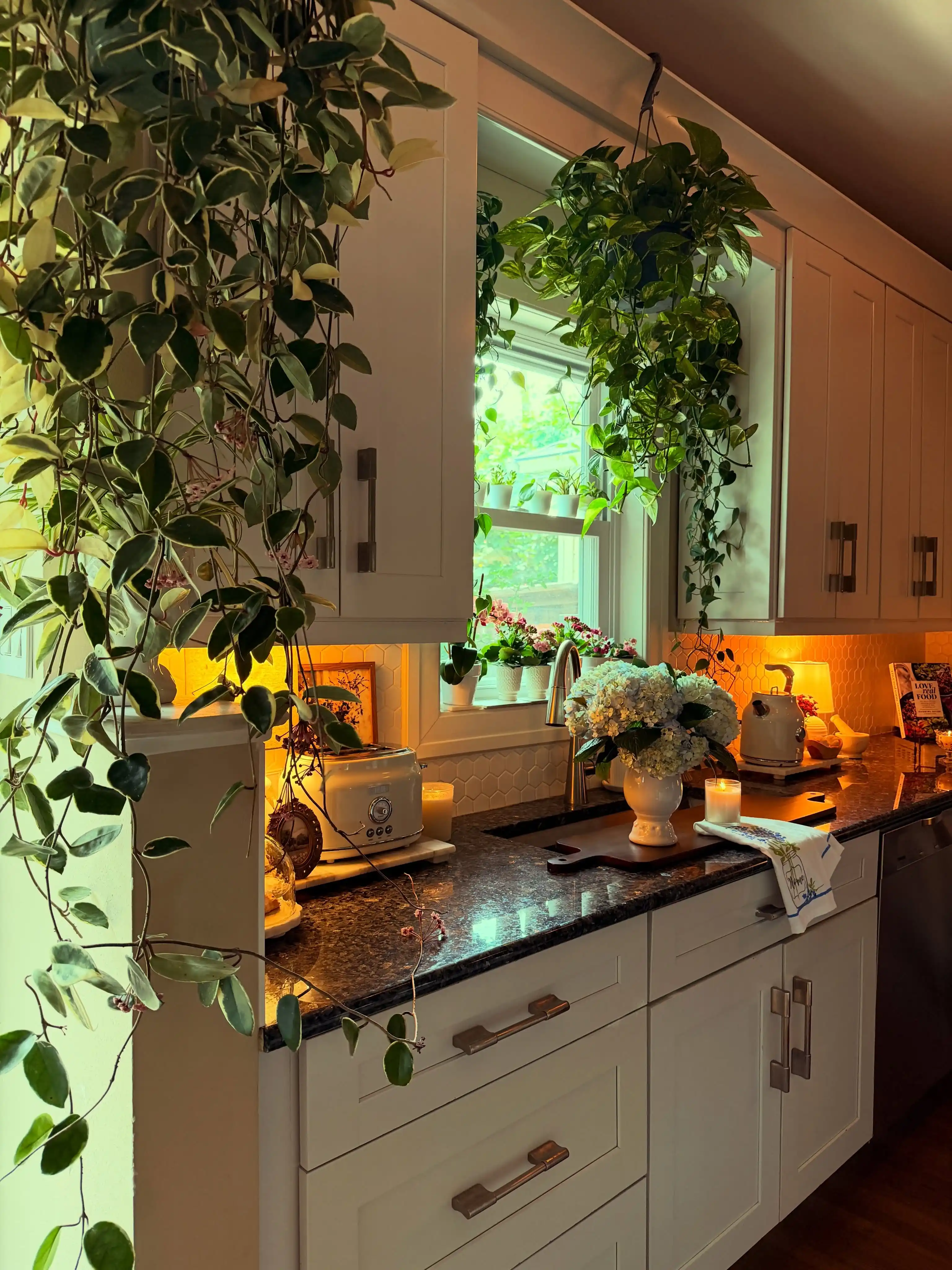 Cute & Cozy Small Apartment Grandmacore Kitchen Decor 6 Retro Apartment Kitchen