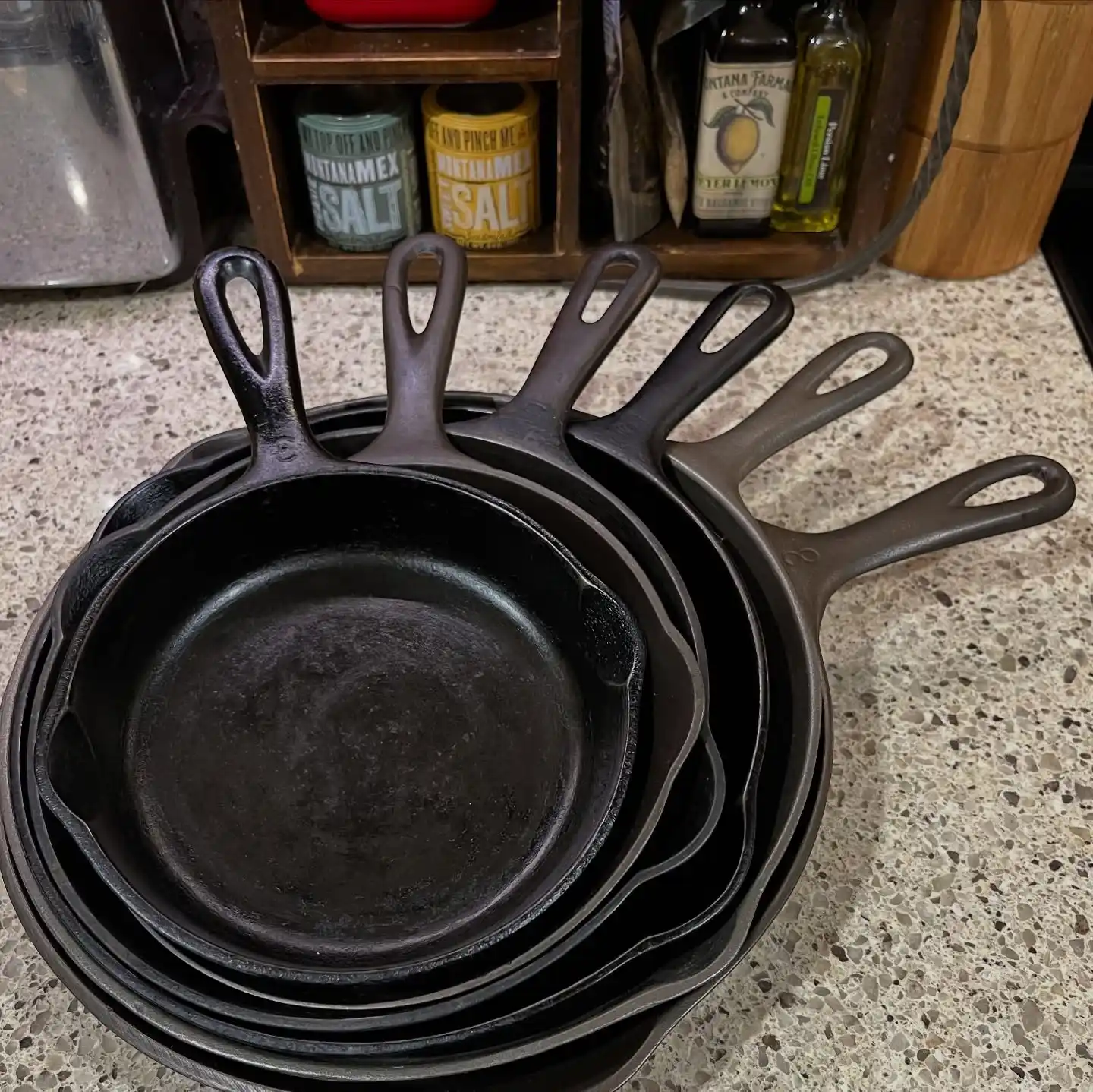 10 Grandma Core Kitchen Thrift Finds 2 cast iron skillet