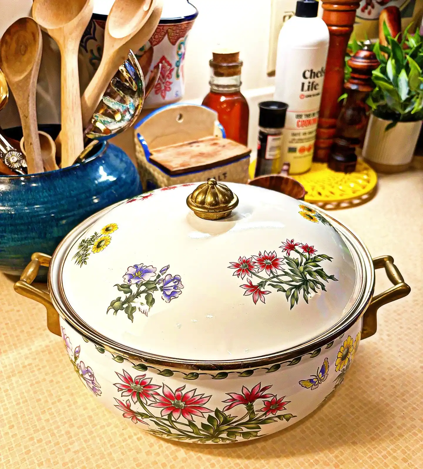 10 Grandma Core Kitchen Thrift Finds 4 enamel ware