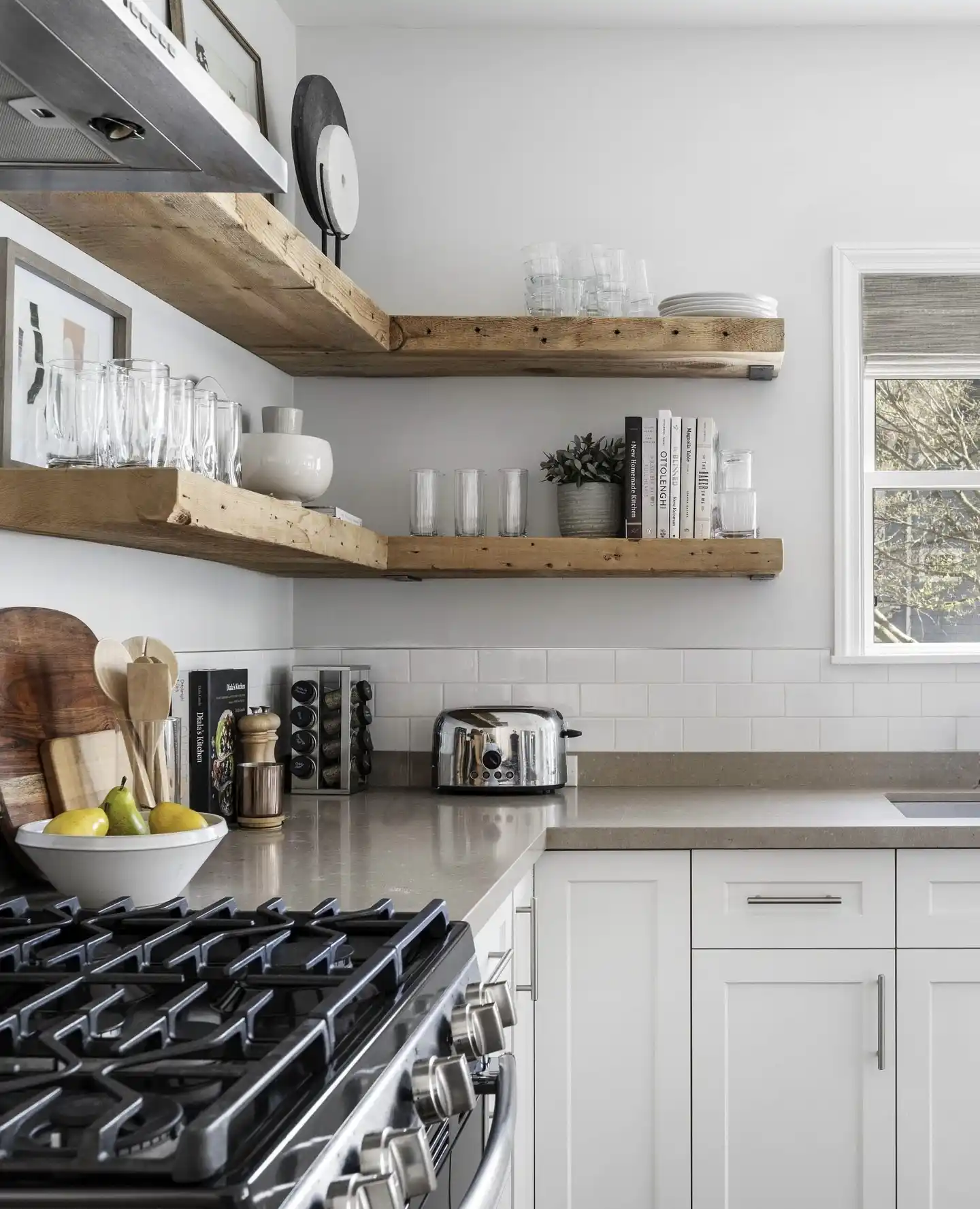 Pros and Cons of Open Shelving vs Closed Cabinets Organization 2 open shelving